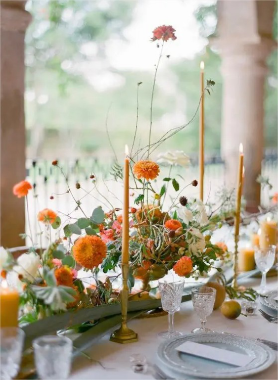 Thanksgiving in den USA gedeckter Tisch duenne Kerzen Herbstblumen in der Tischmitte