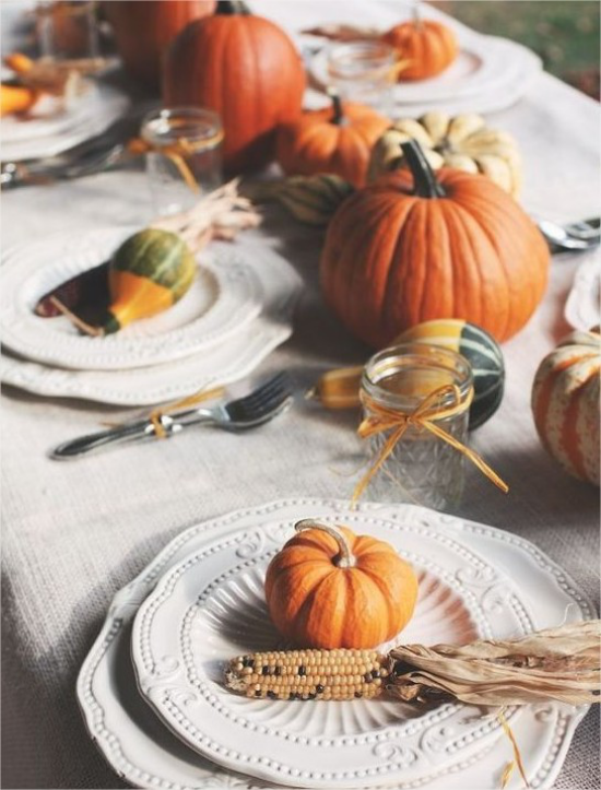 Thanksgiving in den USA gedeckter Tisch ländliches Flair Kuerbisse Maiskolben