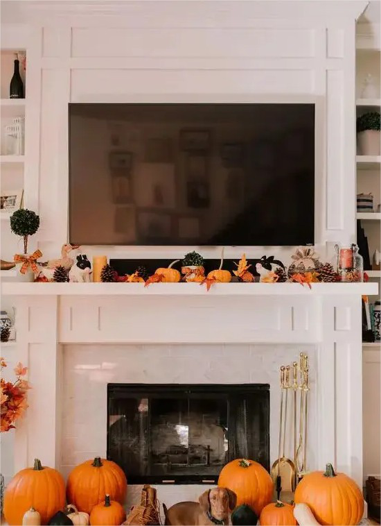 Thanksgiving in den USA mit orangefarbenen Kuerbissen den Innenraum dekorieren Kamin