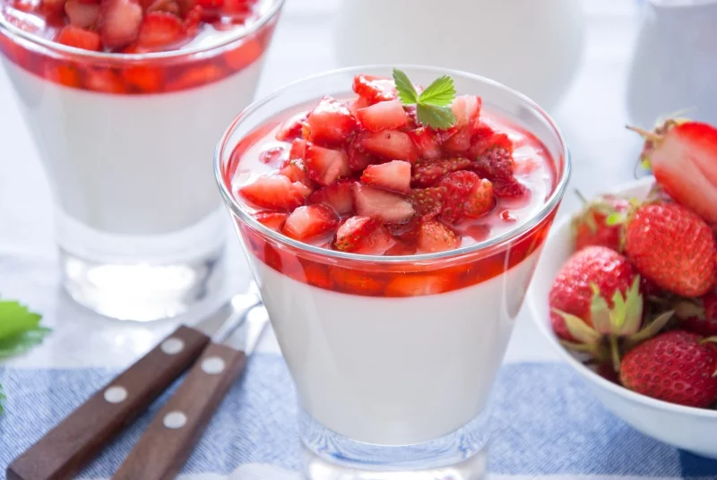 desserte im glas panna cotta mit erdbeeren