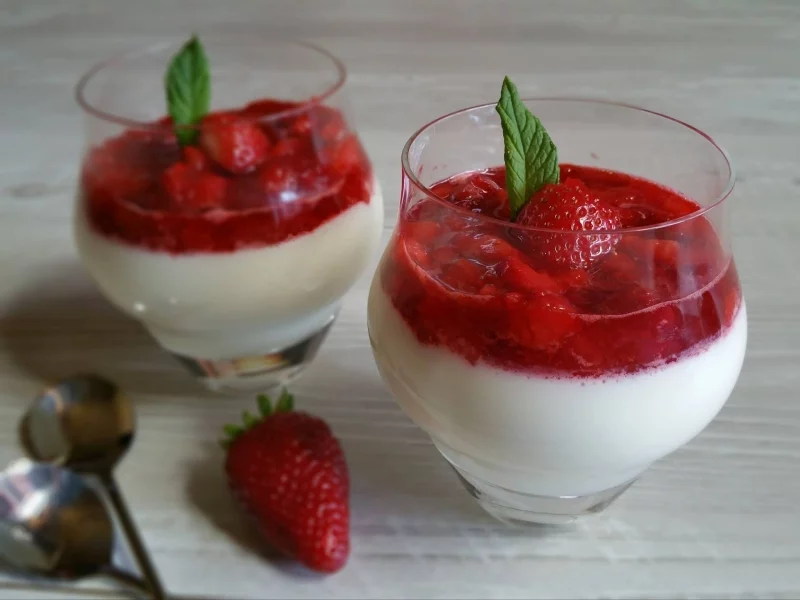 italienische desserte im glass panna cotta mit erdbeeren