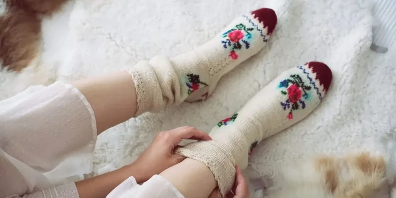 kalte Fuesse Hausmittel und Tipps Socken aus Wolle anziehen