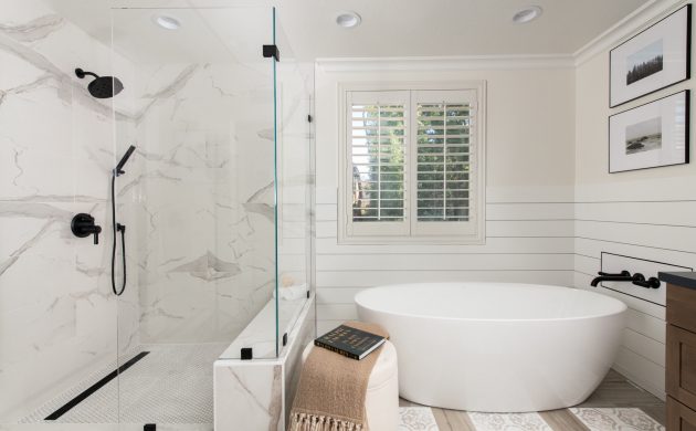 Kleines Bad mit Dusche gestalten - 7 praktische Tipps, die den Raum visuell und haptisch erweitern