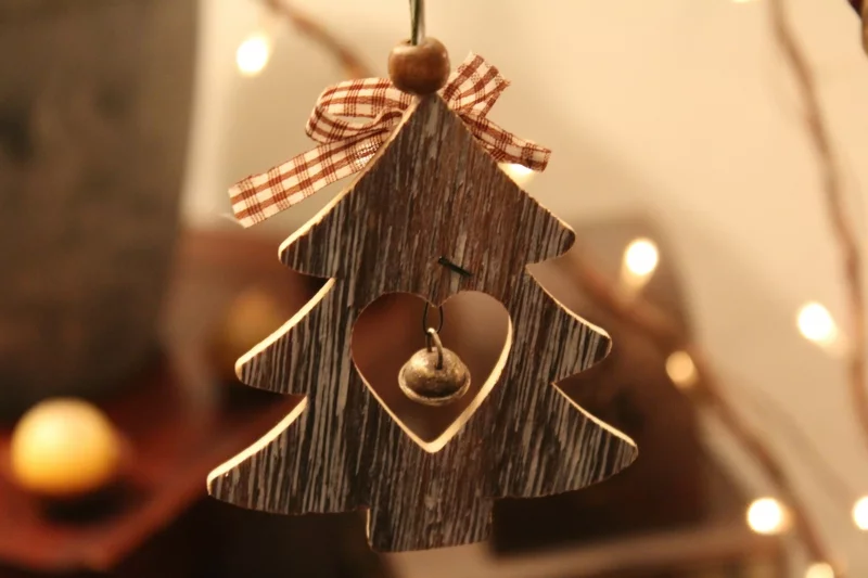 wohnzimmer weihnachtlich dekorieren weihnachtsbaumanhänger dekoideen