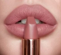 Angesagte Lippenstiftfarben: Top 10 der Lippenstifte, die Sie diesen Winter ausprobieren sollten